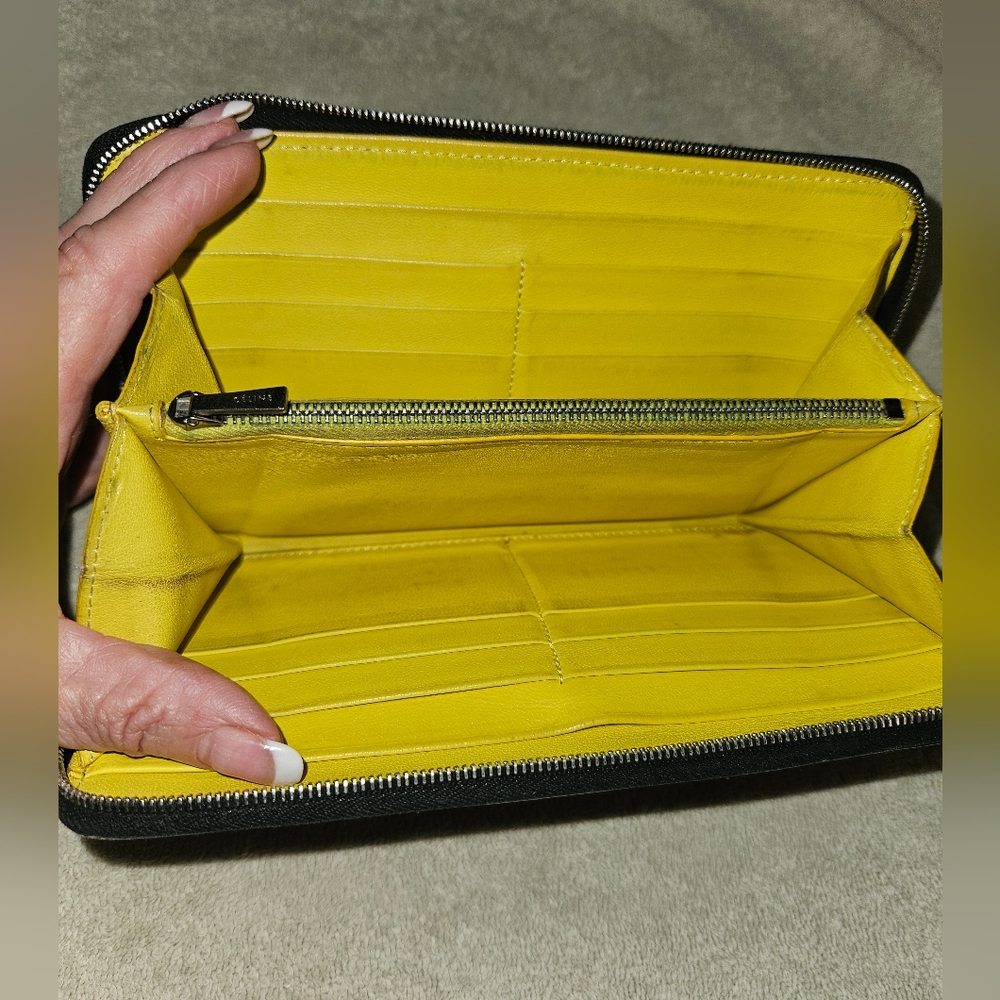 CELINE PARIS WOMEN BLACK  SOFT LEATHER WALLET. AN AMAZING PIECE TO OWN. PICS 📸